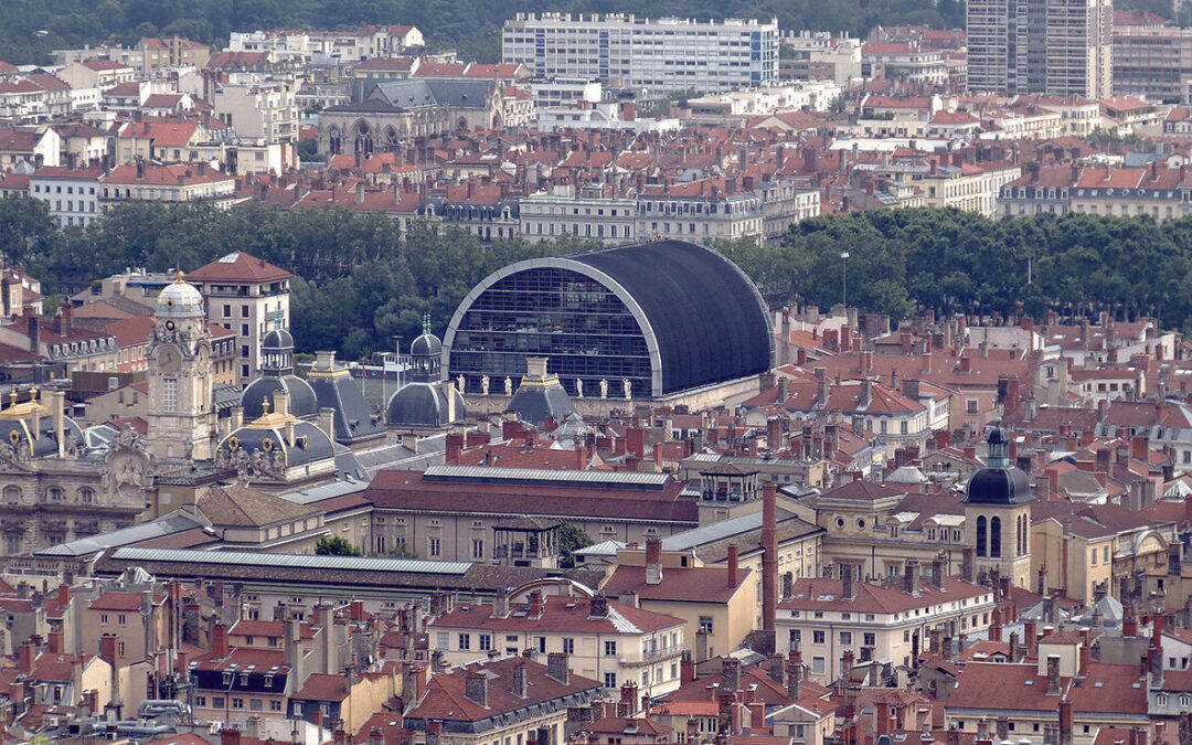 Lyon tire son épingle du jeu avec une augmentation de 23 % des prix pendant les JO en comparaison avec les deux semaines précédant le début des Jeux. Le tarif moyen de la nuitée chez l’habitant tourne ainsi autour des 113 euros.