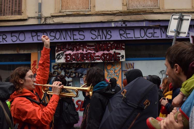Manifestation devant un squat dans le 3e arrondissement à Lyon. Crédit : LC