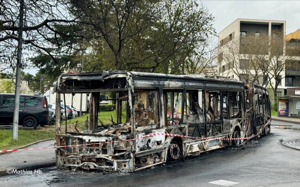 bus incendié rillieux