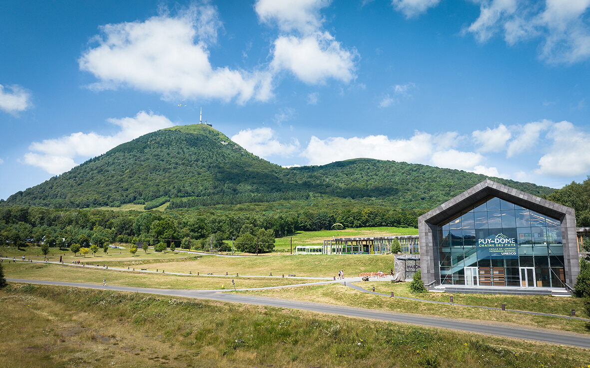 Au cœur de l’Auvergne, le Panoramique des Dômes a fait un carton en 2023 avec 416 000 visiteurs. Une affluence qui en fait le premier site touristique du département. Ce train à crémaillère permet de monter en quinze minutes au sommet du puy de Dôme (1 465 mètres).© Ph. J. way