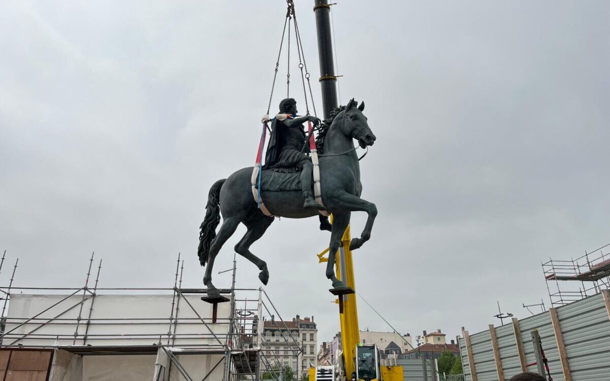 La statue de Louis XIV de retour sur la place Bellecour après des travaux de restauration