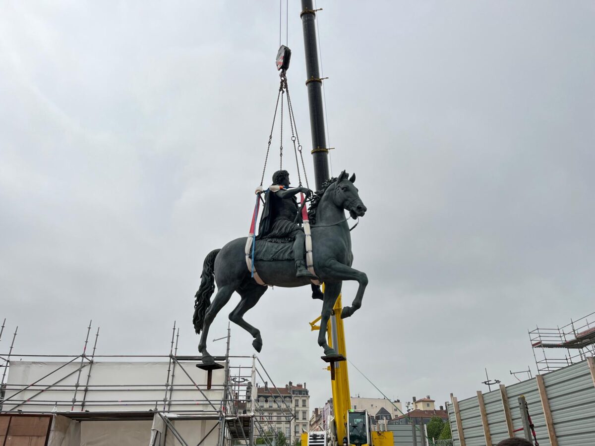 La statue de Louis XIV de retour sur la place Bellecour après des travaux de restauration