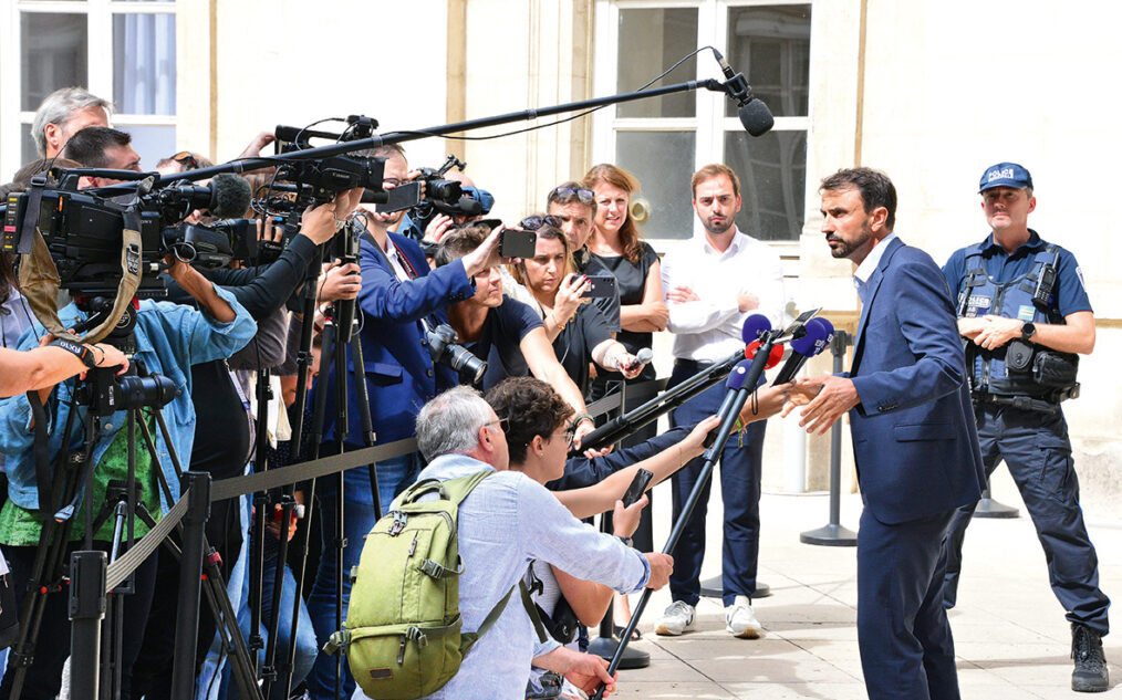 Grégory Doucet répond à la presse sous le regard de son conseiller en communication