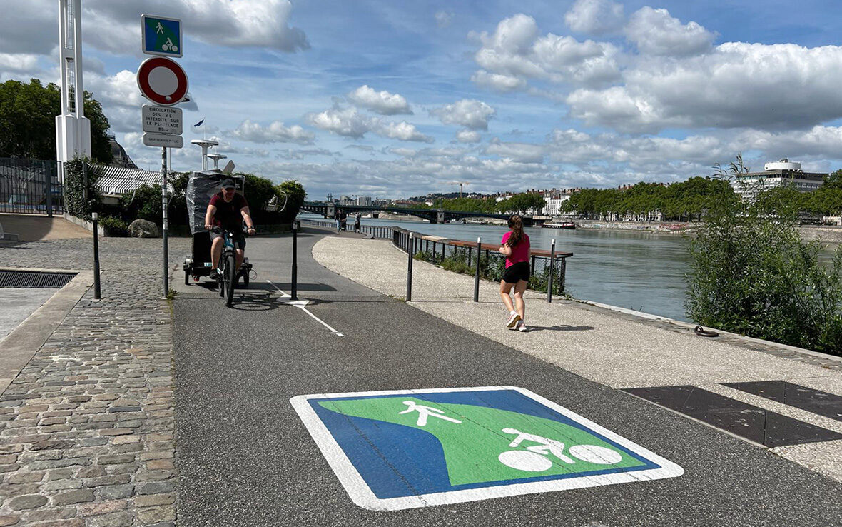 vélo sur une piste cyclable