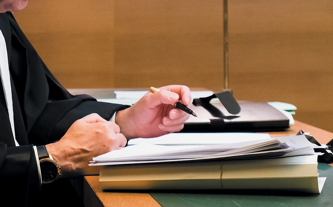 un avocat, juge, au palais de justice