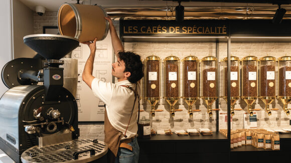 Une cuisson de courte durée permet de faire sortir le côté acidulé, fruité du grain. Au contraire, une cuisson plus longue mettra en valeur l’amertume du café et sa puissance. Lors de son passage au four, le grain double de taille et perd environ 15 % de son poids, évaporé en eau @AntoineMerlet