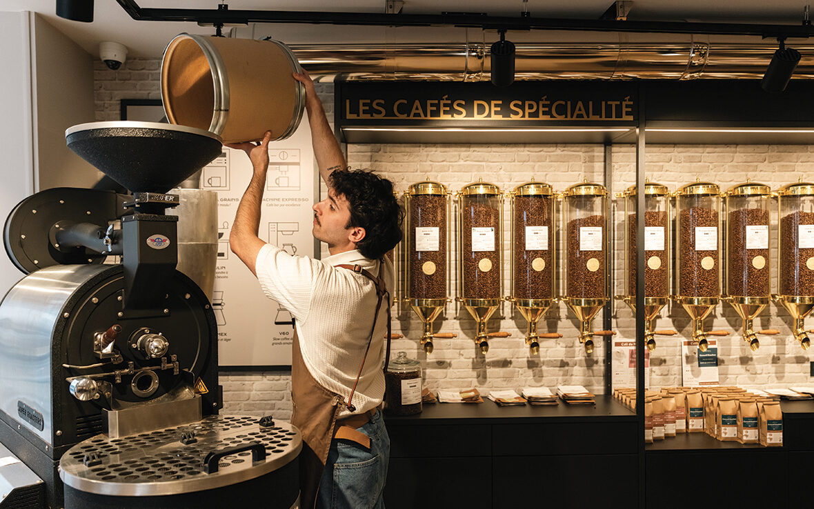 Une cuisson de courte durée permet de faire sortir le côté acidulé, fruité du grain. Au contraire, une cuisson plus longue mettra en valeur l’amertume du café et sa puissance. Lors de son passage au four, le grain double de taille et perd environ 15 % de son poids, évaporé en eau @AntoineMerlet