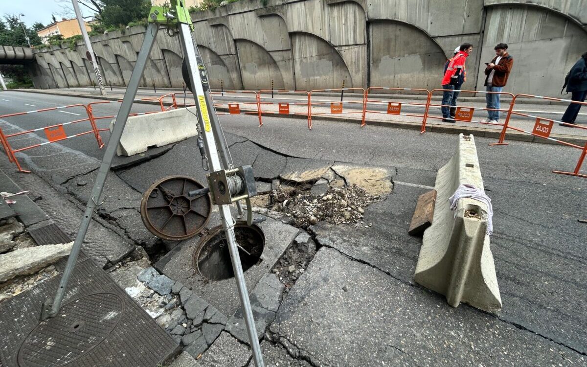 Montée de la boucle trou dans la chaussée intempéries