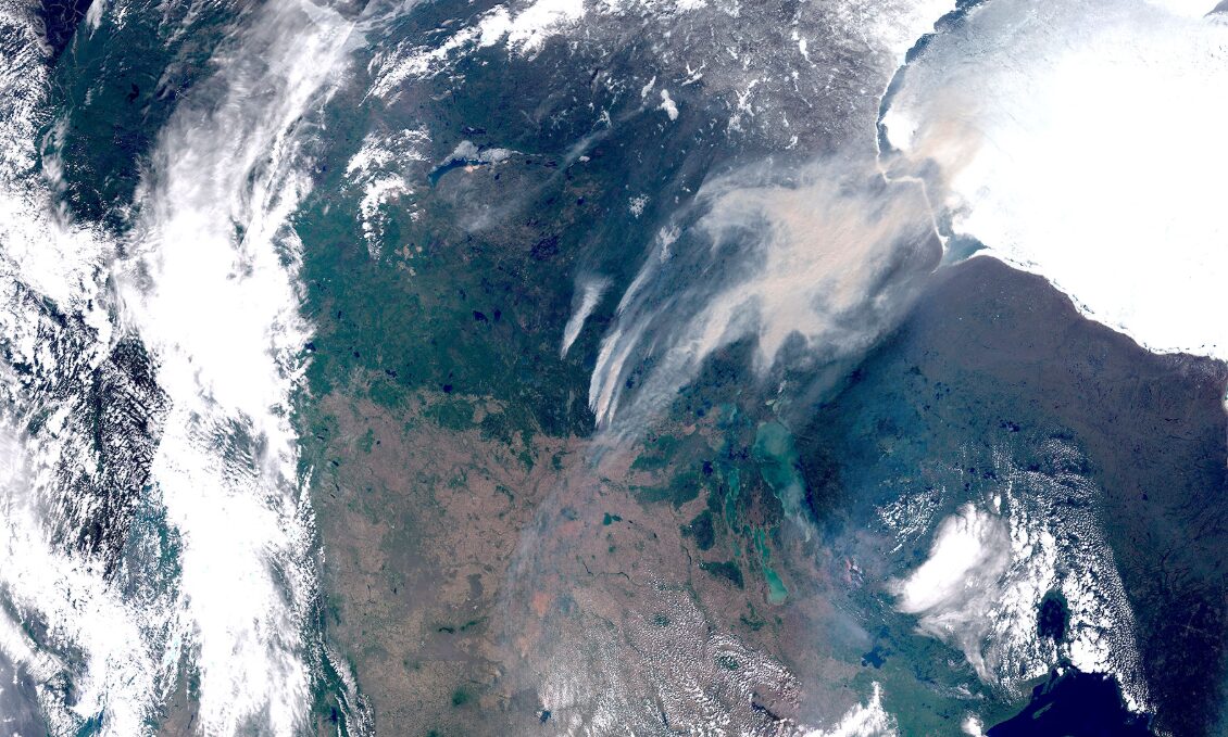 image satellite feu de foret Canada