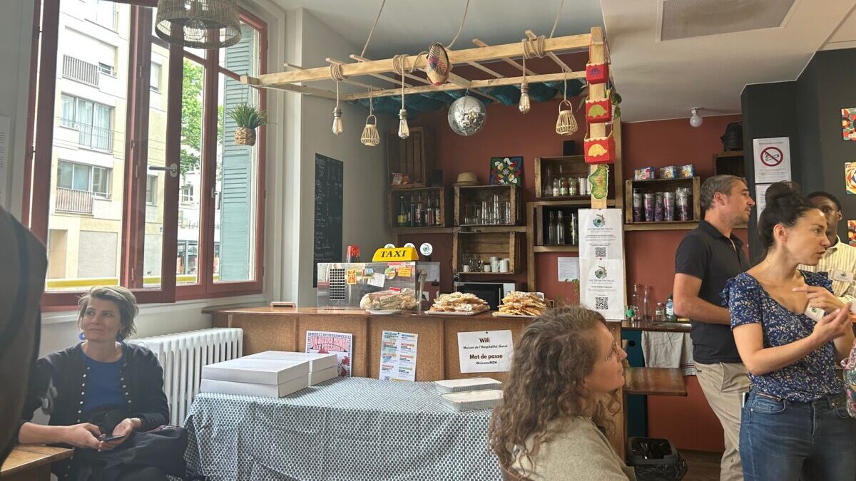 Le café associatif de la maison de l'Hospitalité est ouvert à tous. 