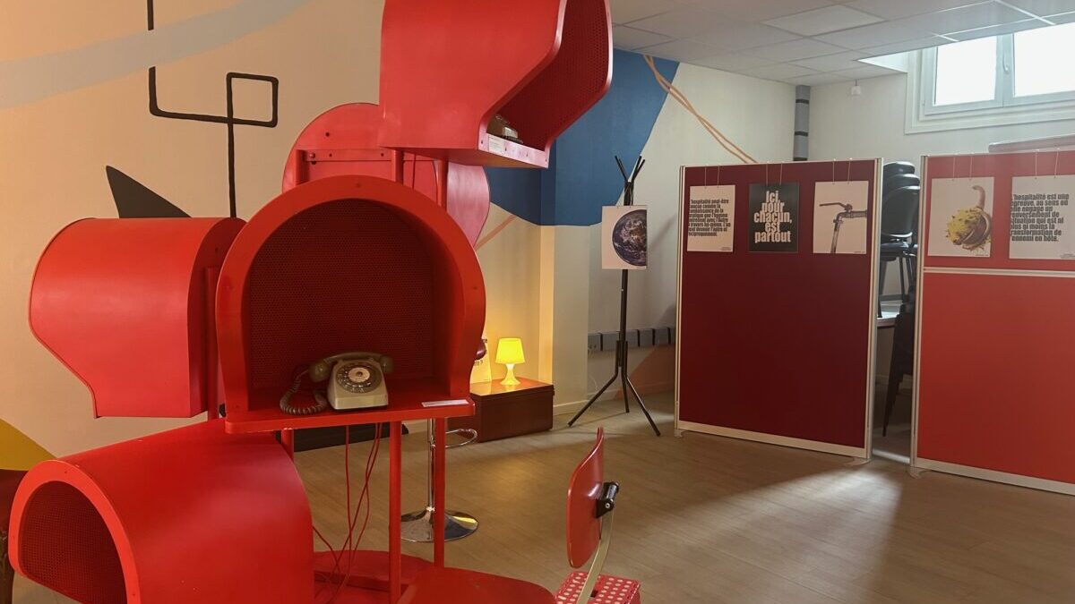 Des téléphones relatant des témoignages de parcours migratoires à écouter s au sein de la salle polyvalente. 