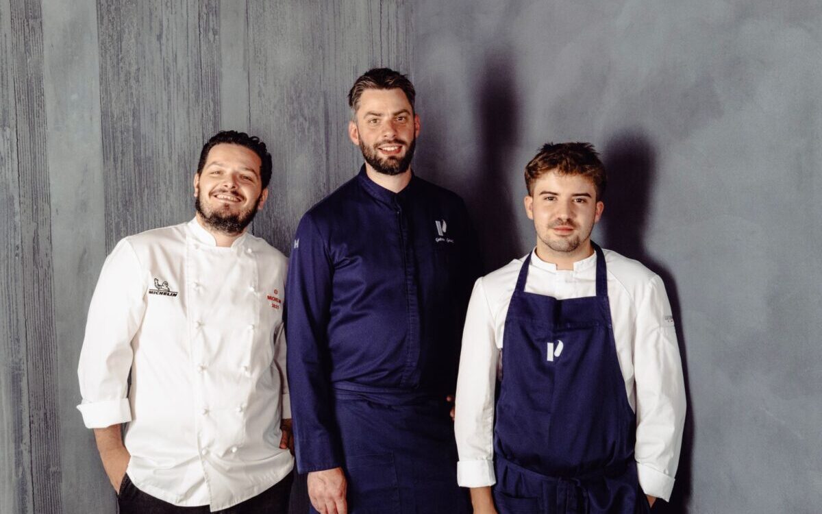 En lice pour le Bocuse d'Or : le chef de Prairial, Gaëtan Gentil (au milieu), entouré de Mathis Blain, son commis officiel, qui fait partie intégrante de l’équipe de Prairial et Maxime Laurenson, chef étoilé du restaurant Rustique à Lyon @DR