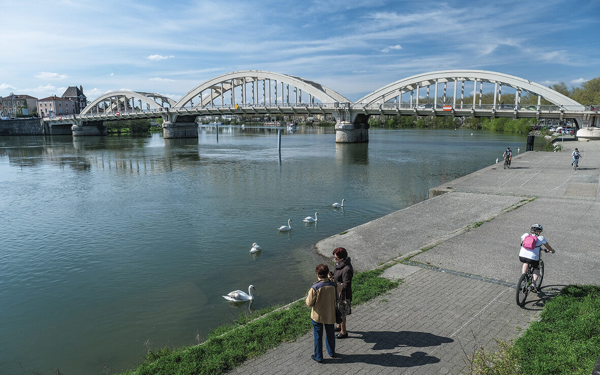 Neuville-sur-Saône est accessible par la gare TER d’Albigny de l’autre côté de la Saône. De là, il faut compter seulement 11 minutes pour arriver à la gare de la Part-Dieu