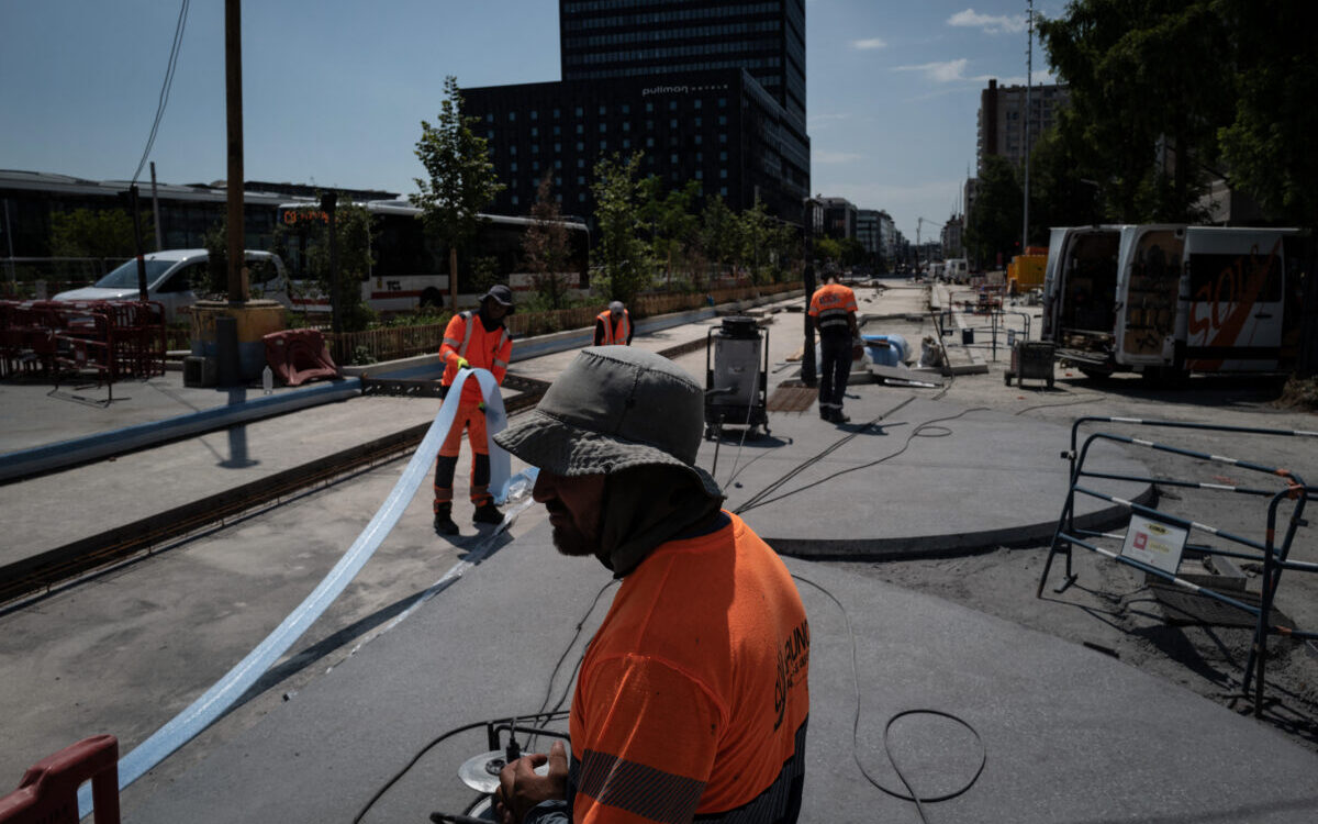 Image d'illustration d'un chantier en pleine canicule à Lyon le 30 juin 2025. (Photo by JEFF PACHOUD / AFP)