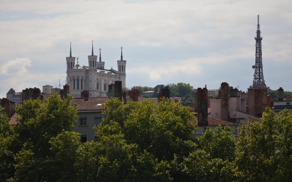 Fourvière à lyon tour métallique météo à lyon ciel nuageux avec des éclaircies