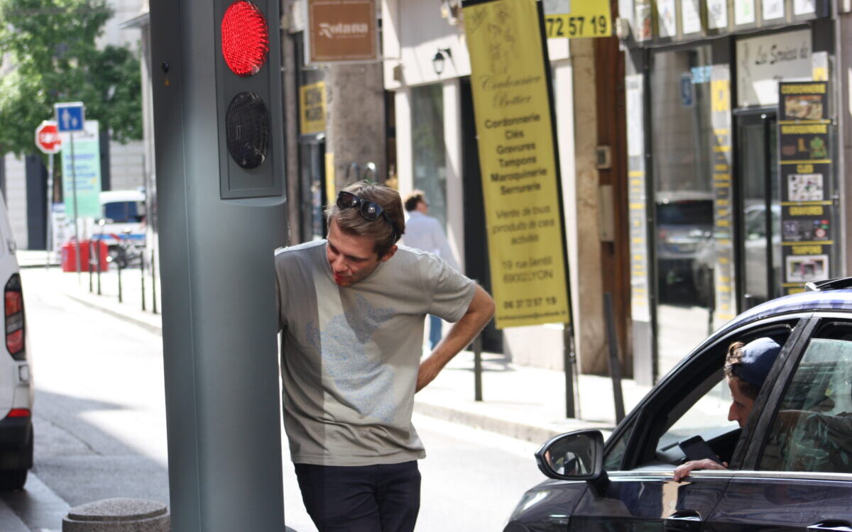 Valentin Lungenstrass, adjoint aux mobilités de la Ville de Lyon, aide un commerçant à pénétrer dans la ZTL. (@Nathan Chaize)