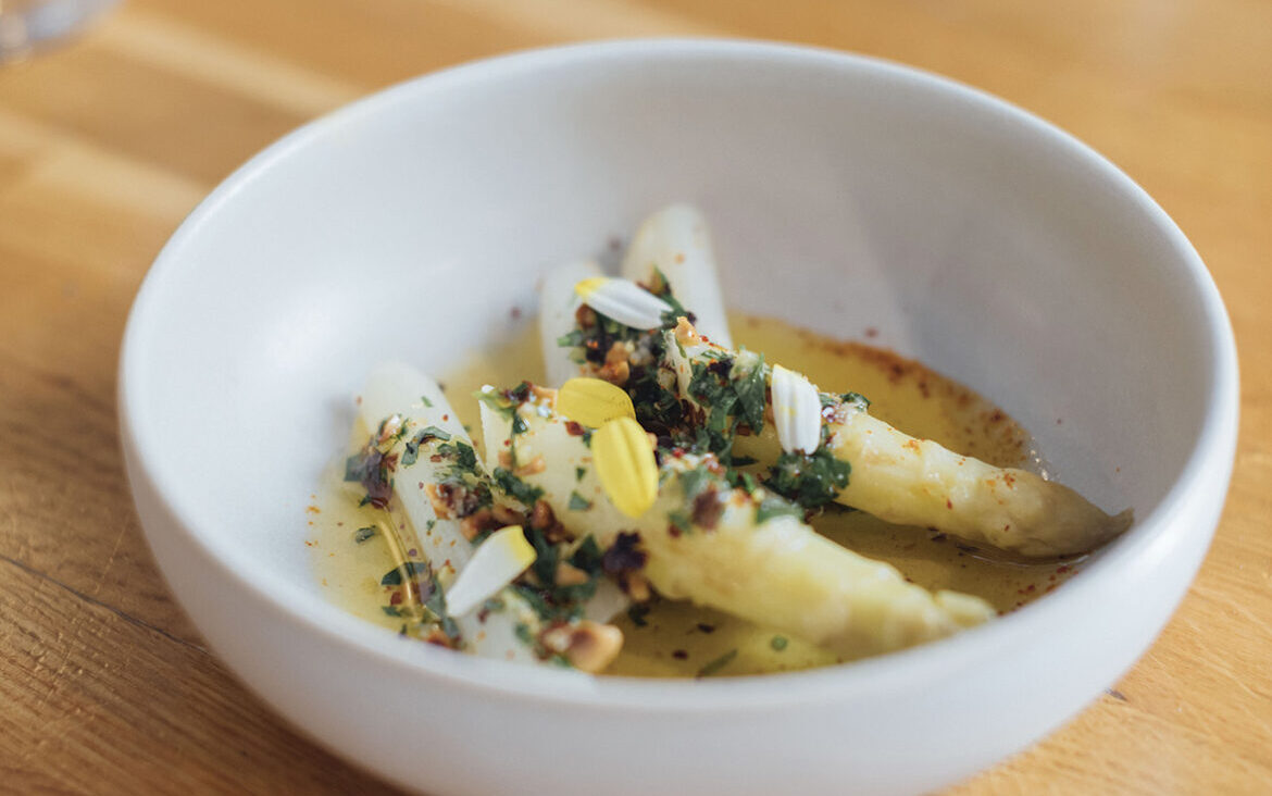 Asperges blanches du Gard marquées au BBQ japonais, sabayon monté au jus d’orange et zesté, copeaux de parmesan