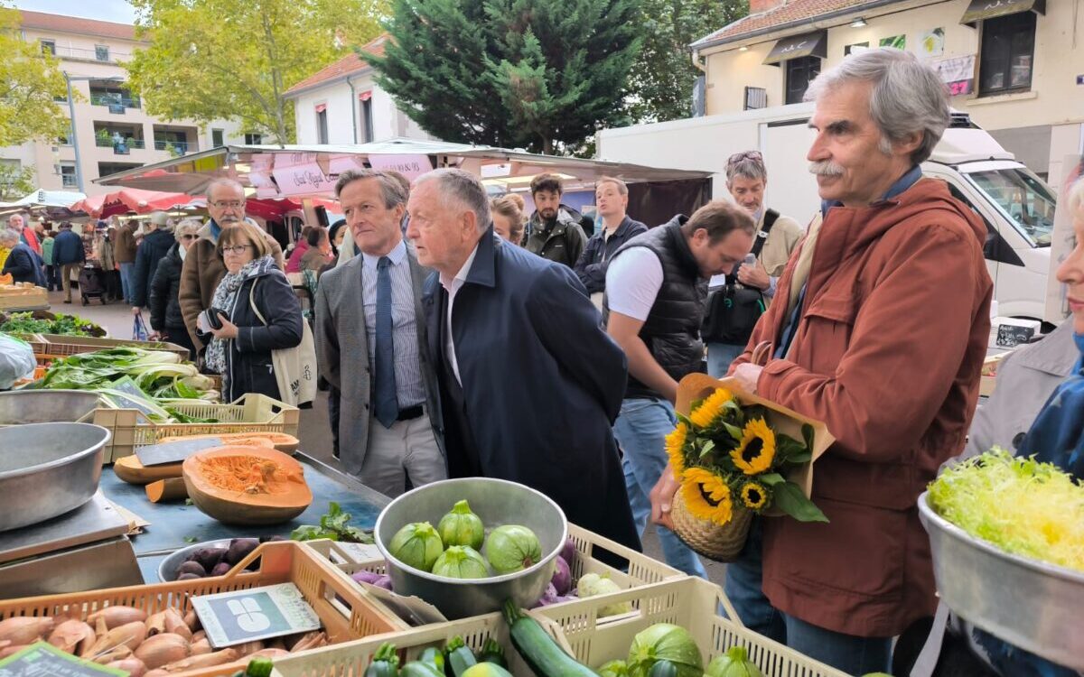Jean-Michel Aulas sur un marché du 5e