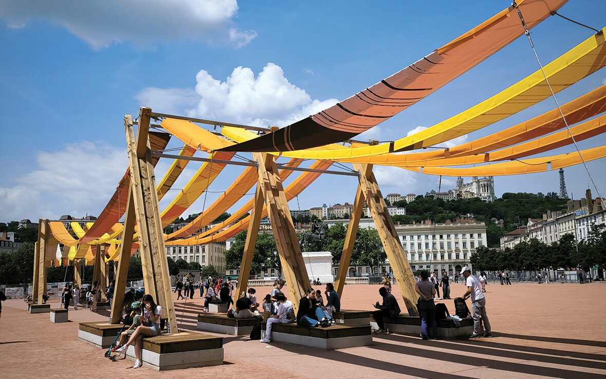 Les ombrières de la place Bellecour, qui alimentent les débats depuis quelques mois sur les choix en matière d’aménagement urbain des écologistes © LC