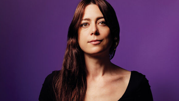 Alice de Rochechouart est docteure en philosophie, autrice de Privilèges. Ce qu’il nous reste à abolir (JCLattès) et créatrice du podcast “Le Phil d’Actu”, elle propose de repenser notre rapport aux privilèges et d’instaurer une véritable politique des biens communs pour plus de justice sociale et de démocratie. © Marie Rouge