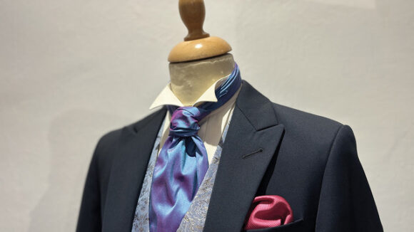 L'atelier se concentre à présent uniquement dans la location de vêtements de cérémonie (jaquettes, smokings, queues-de-pie et bien sûr le costume classique !), les robes de soirée et les robes d’avocat.