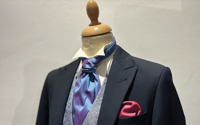 L'atelier se concentre à présent uniquement dans la location de vêtements de cérémonie (jaquettes, smokings, queues-de-pie et bien sûr le costume classique !), les robes de soirée et les robes d’avocat.