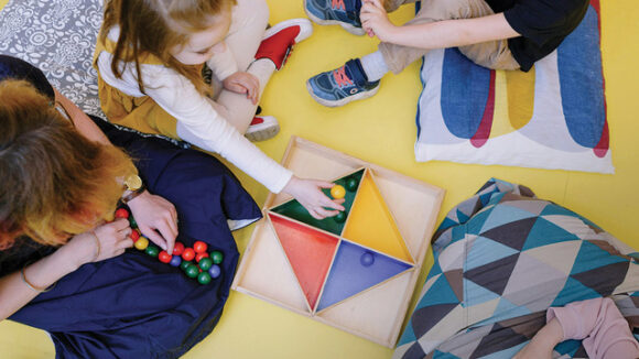 Les collectivités territoriales assurent 70 % de l’investissement public en France. Problème, ces dernières années, leur capacité budgétaire se réduit pour la majorité d’entre elles, sur fond de crise budgétaire avec des baisses de recettes importantes.