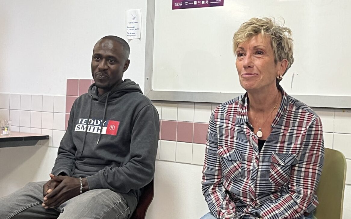 Bakar et Sylvie, bénévoles pour l'association Singa. (Clémence Margall)