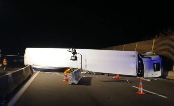 Un poids lourd transportant de la viande s’est couché ce vendredi 14 novembre sur l’A7, à hauteur de Salaise-sur-Sanne. (Capture écran Twitter A7)