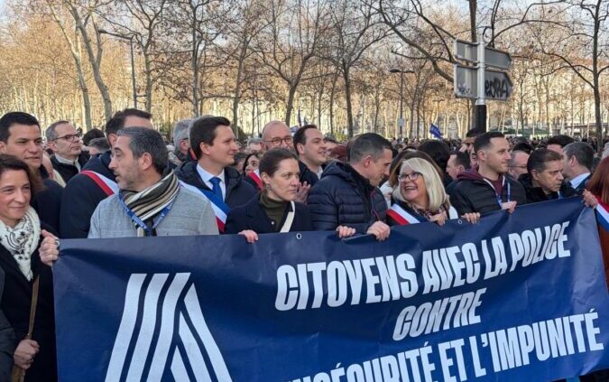 Mobilisation en soutien à la police samedi 31 janvier à Lyon. @EmilieDesrieux