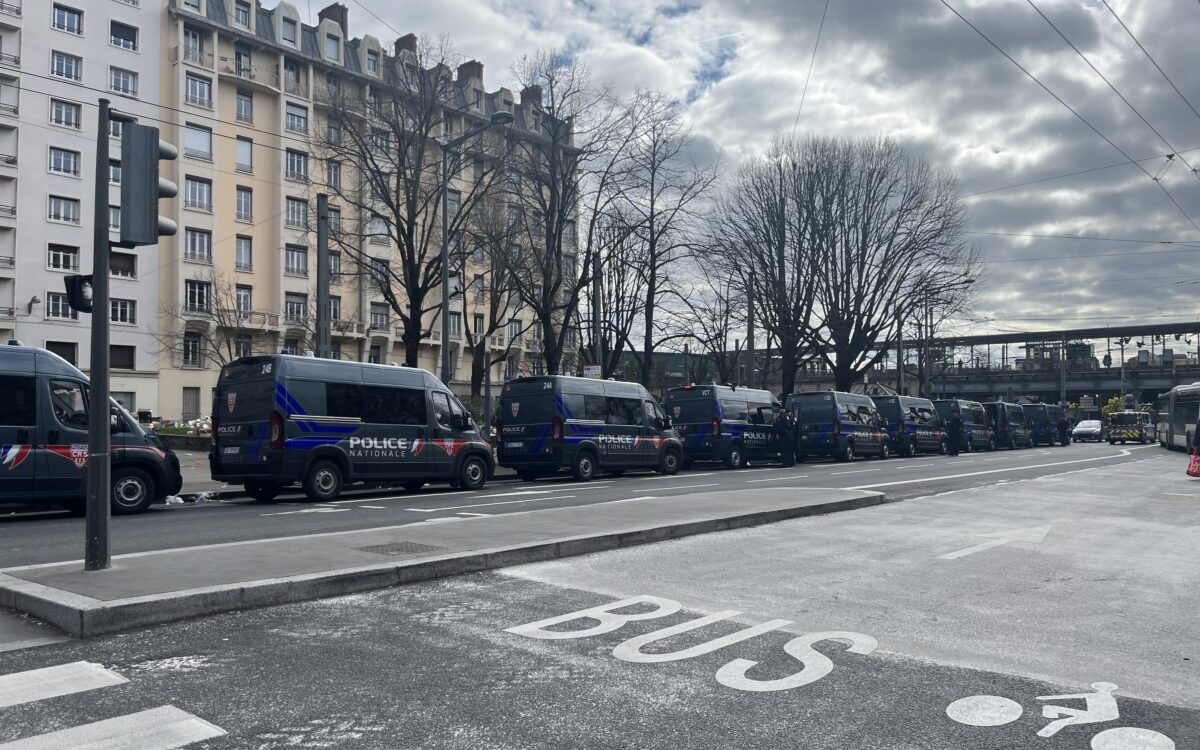 Dispositif policier à Jean-Macé en marge de la marche en hommage à Quentin Deranque. (@Clemence Margall)