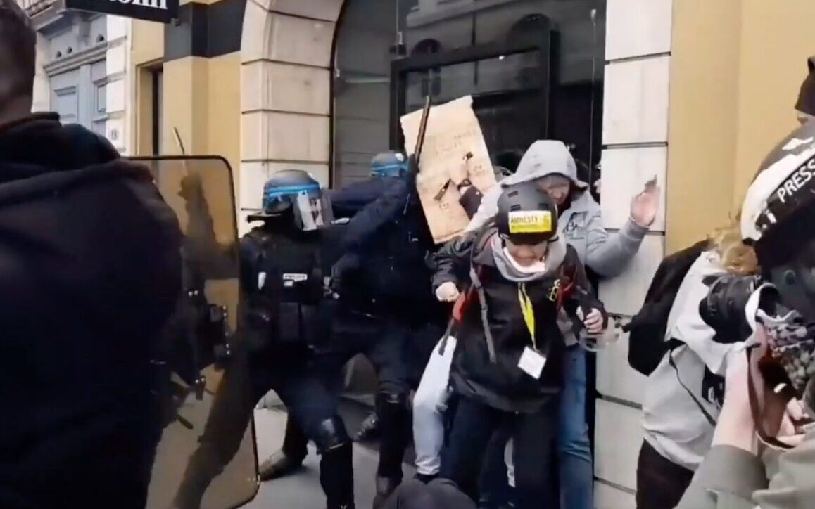 L'audience du policier accusé de violence volontaire sur un gilet jaune sera tiendra le 9 février 2026. Capture d'écran