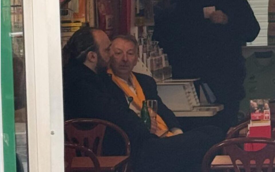 Le président de la Métropole de Lyon, Bruno Bernard, et le candidat France Insoumise aux élections métropolitaines, Florestan Groult, ont été perçus ce dimanche 8 février dans bar de Lyon. DR