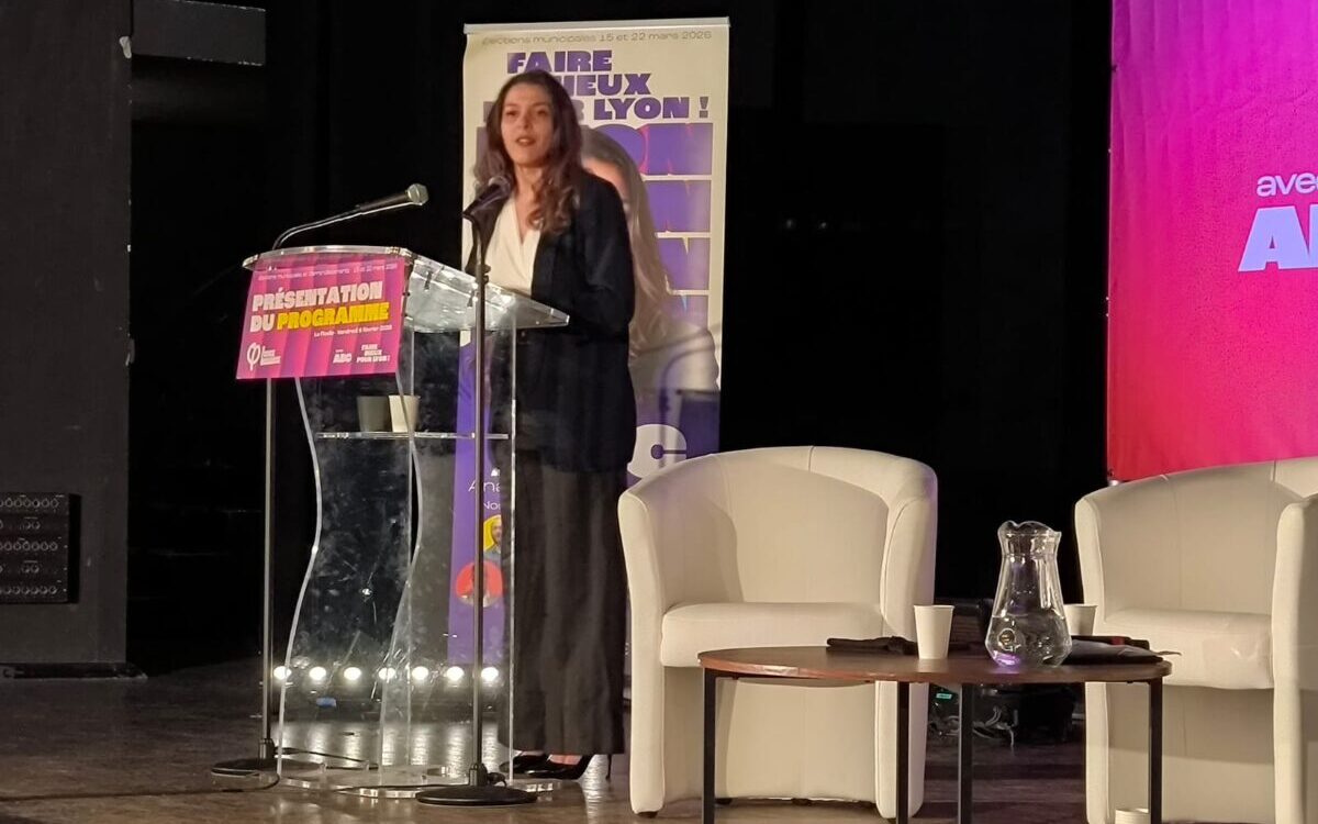 Anaïs Belouassa Cherifi en meeting à Lyon