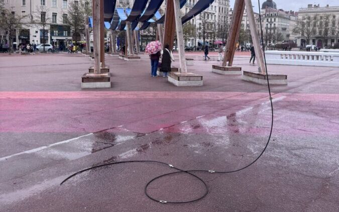 L’œuvre Tissage urbain de la place Bellecour dégradée