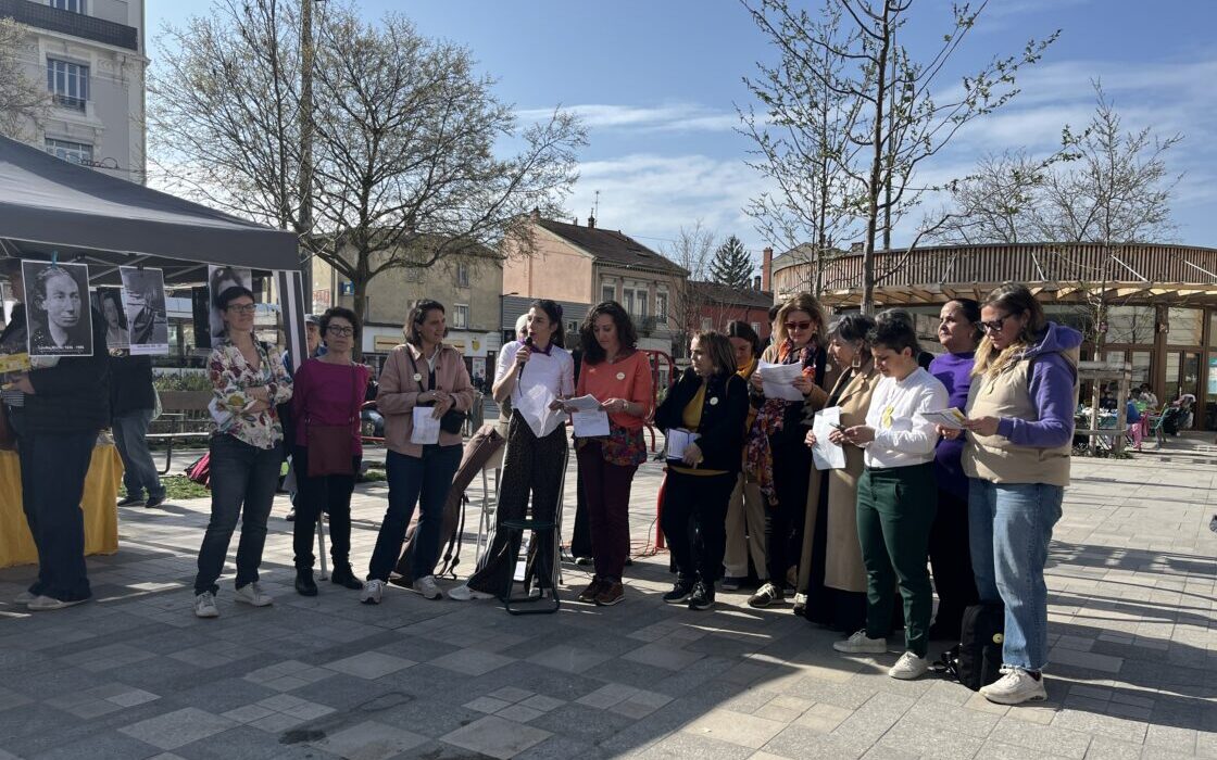 Les colisitères Engagés pour Villeurbanne, aux côtés de Cédric Van Styvendael, se sont mobilisées pour le 8 mars. (@CM)