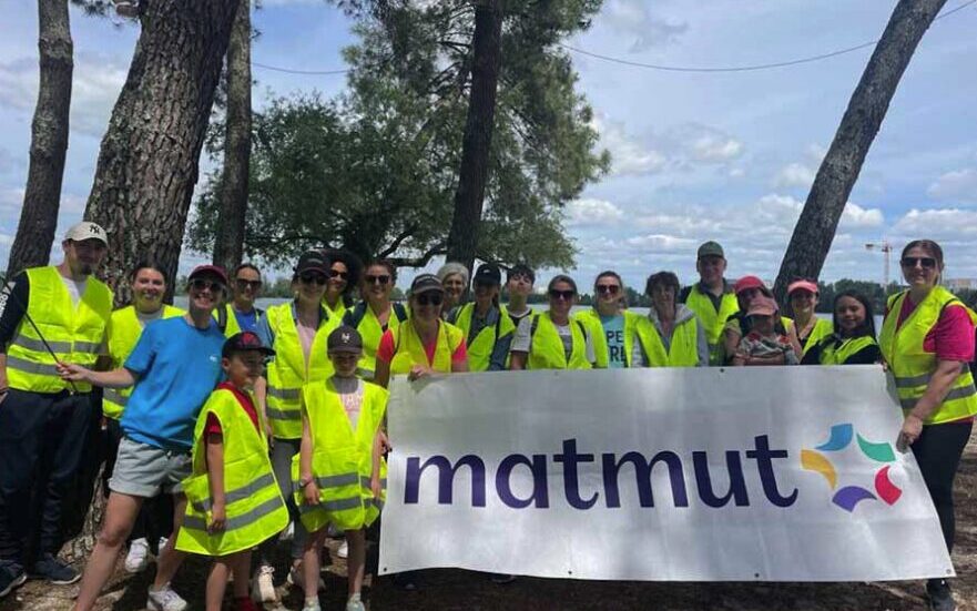 Groupe de personnes Matmut ramassage de déchets