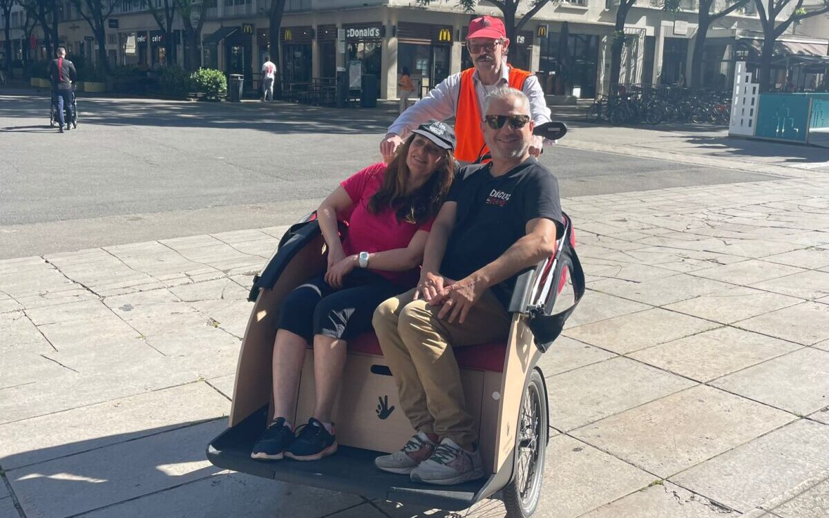 L'association A vélo sans âge au départ de la caravane de la coopération territoriale à la mairie de Villeurbanne