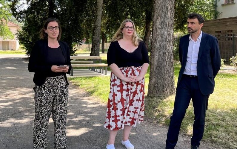 Sophia Popoff, adjointe déléguée à la Végétalisation, Fanny Dubot, maire du 7e arrondissement, et Grégory Doucet, maire de Lyon, ont inauguré ce mercredi 20 mai une partie du parc du Château des Mères dans le quartier de Gerland (Clemence Margall)