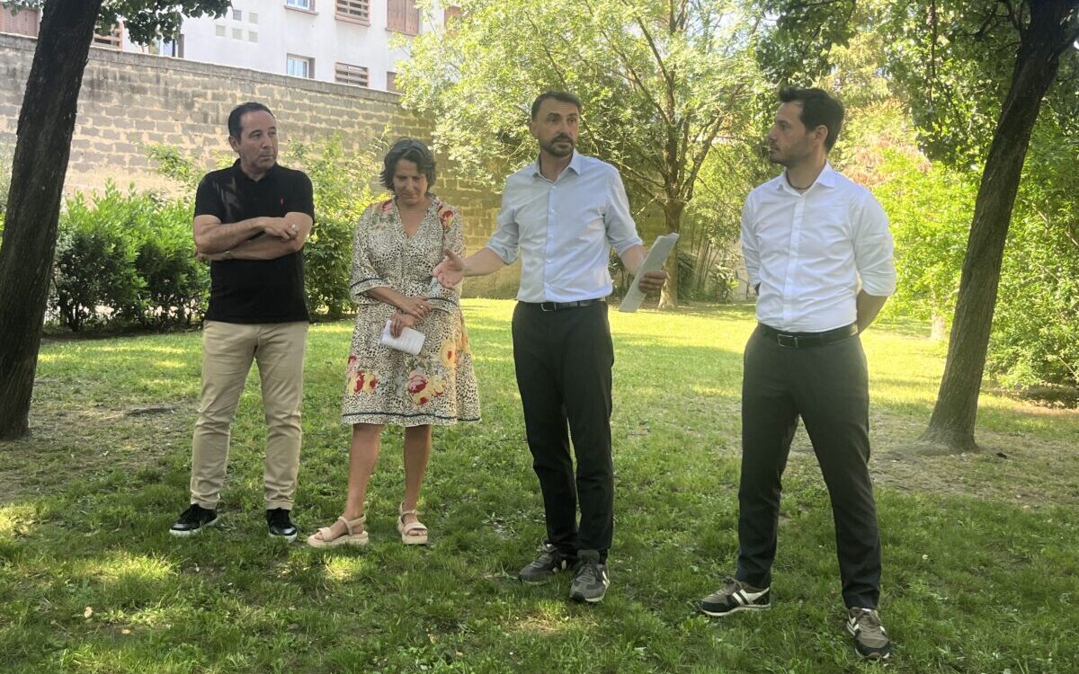 Emmanuel Giraud, maire du 9e arrondissement, Stéphanie Léger, adjointe à l'Éducation, Grégory Doucet, maire de Lyon, et Gautier Chapuis, adjoint au Climat, ont lancé le "Plan Fraîcheur" plus tôt que prévu face à l'épisode de canicule. (Clemence Margall)