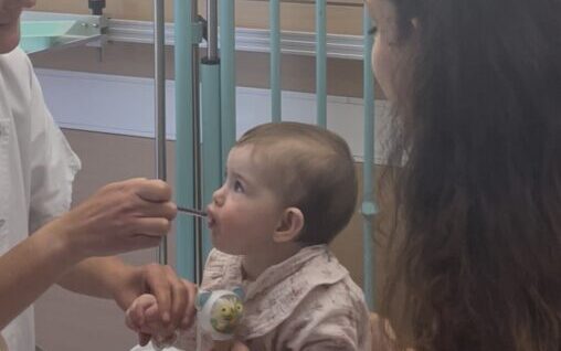 4 milligrammes de noix de cajou sont donnés à Seraphine dans le cadre du protocole de désensibilisation