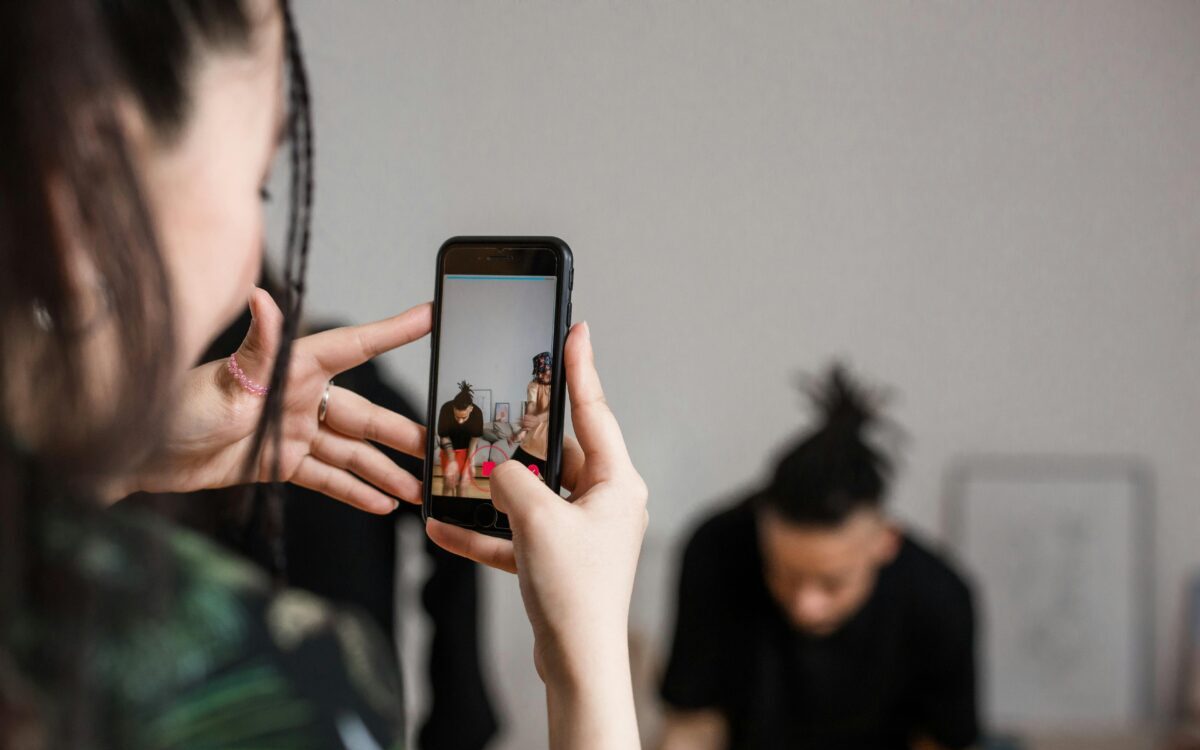 Jeunes réseaux sociaux téléphone