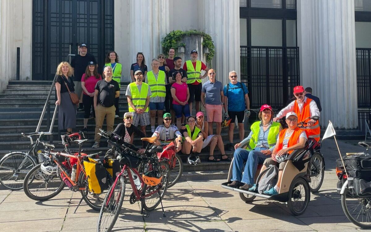 Les cyclistes partants de la caravane de la coopération territoriale à la mairie de Villeurbanne