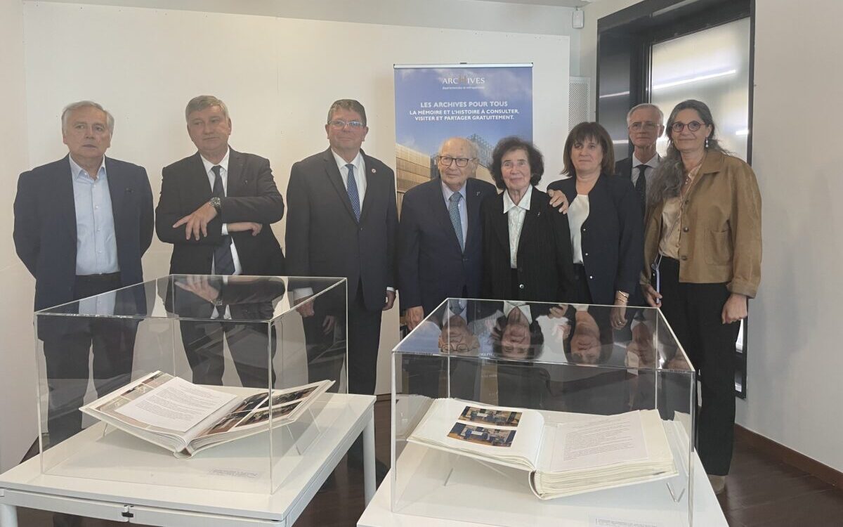 2 albums photos des archives de Jean Levy ainsi que les représentants de l'association FFDJF, de la région, de la métropole et des archives départementales et métropolitaines