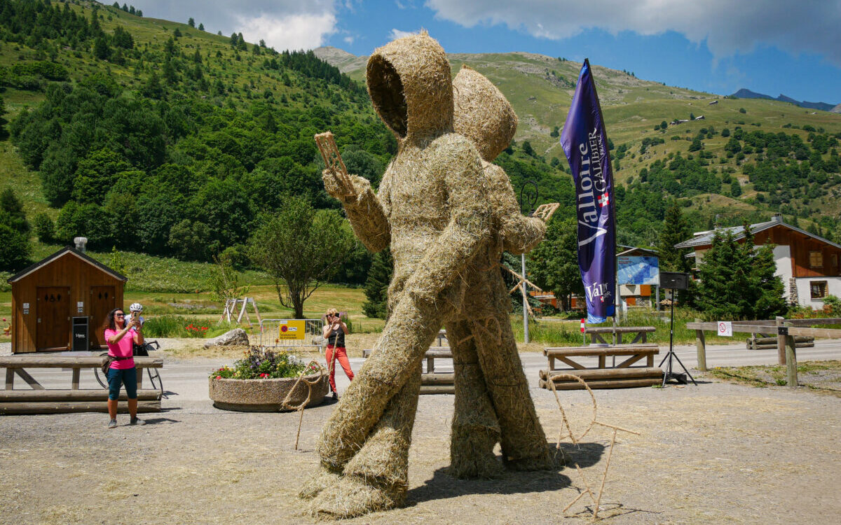 sculpture sur foin
