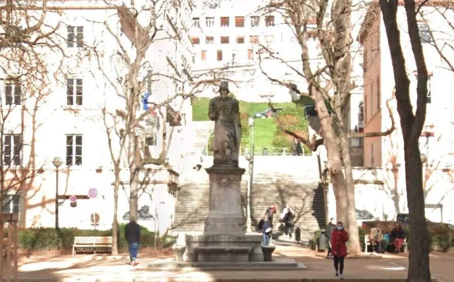 Statue Sergent Blandan, place Sathonay (Lyon)