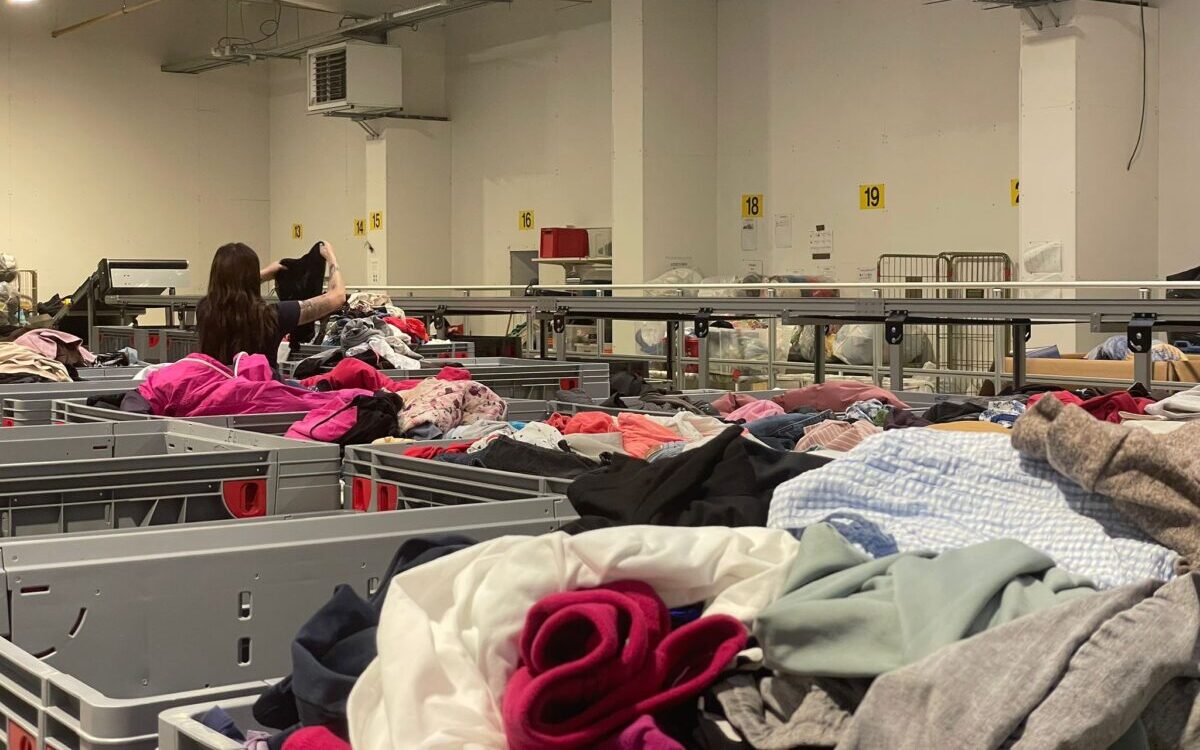 Léa, valoriste du Foyer Notre Dame des sans-abris, trille les vêtements