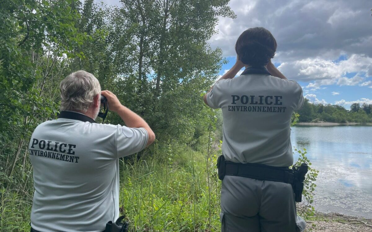 2 membres de l’Office français de la biodiversité (OFB) lors d'une opération au Parc de Miribel-Jonage