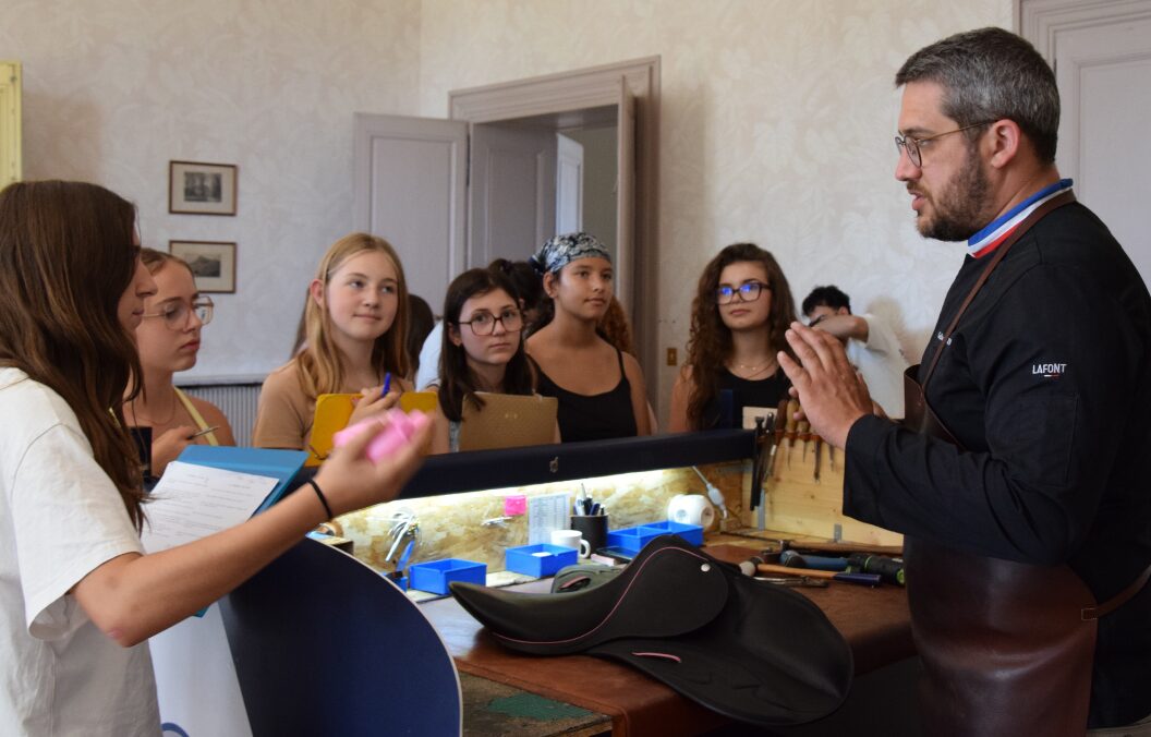 Le meilleur ouvrier de France a partagé aux jeunes collégiens son savoir-faire lors du salon de l'artisanat de Montbrison le 18 juin dernier. (Crédit: Préfet de la Loire).