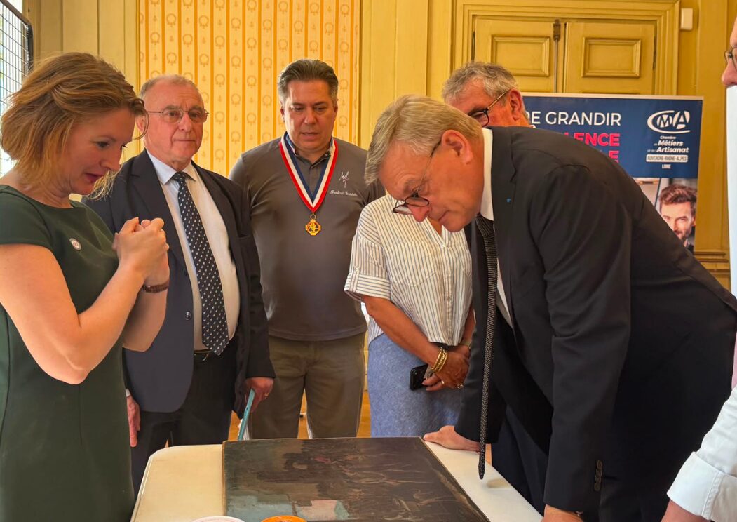 Le préfet de la Loire, Monsieur François-Xavier Bieuville, est parti à la rencontre des exposants du salon (Crédit : Préfet de la Loire).